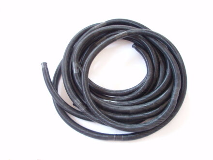 Černá hadice o průměru 32 mm, délka 1,1 m